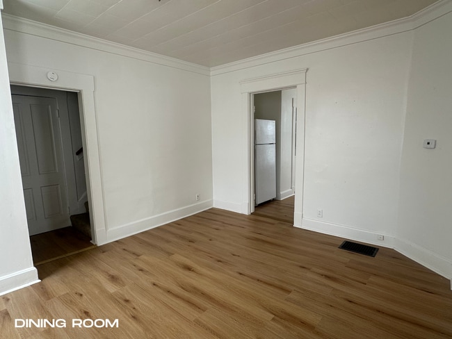 Building Photo - 1904