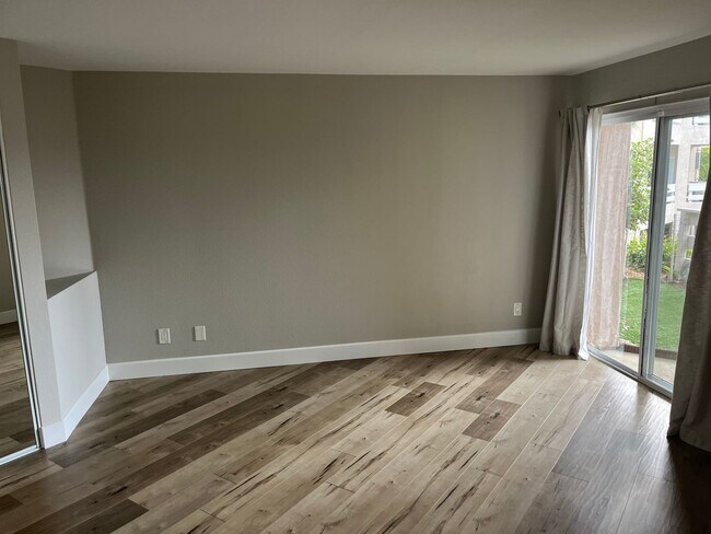 Building Photo - Updated 2 bedroom condo in Fashion Valley