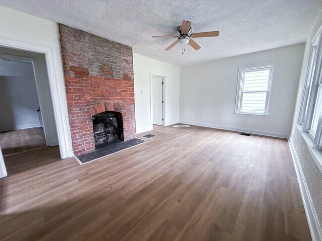 Foto del edificio - Newly Rehabbed 4BR Home w/ Front Porch, Back Deck & Full Basement