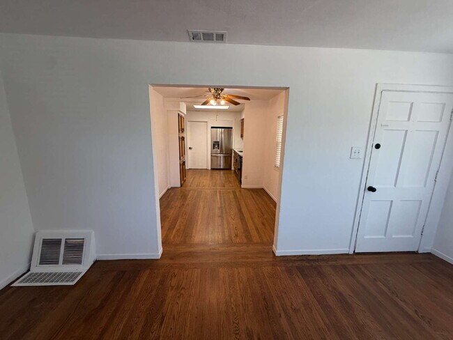 Foto del edificio - Charming 3-Bedroom Martinez Home with Cozy Fireplace & Spacious Living!
