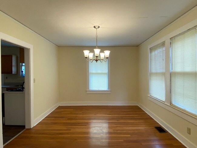 Building Photo - 2 Bedroom 1 Bath Home In Greenville !
