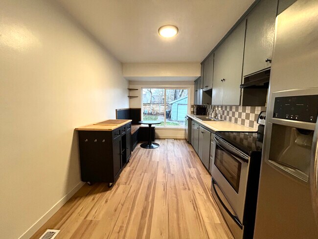 Foto del edificio - 326 Gregson Ave S