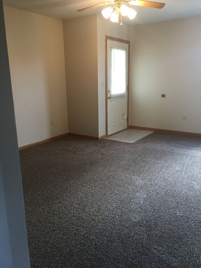 Building Photo - 2 Bedroom, 1 Bathroom Duplex