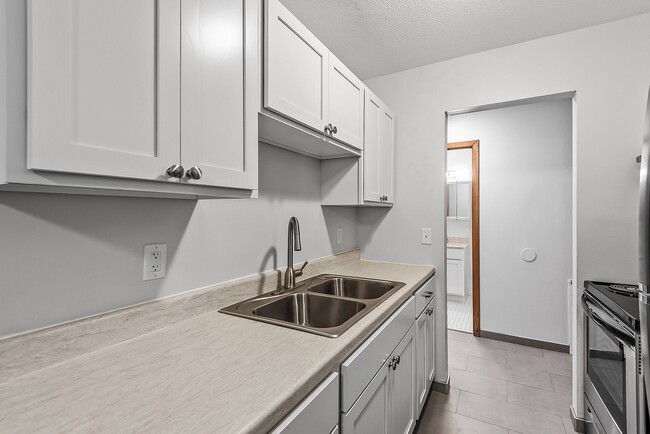 Building Photo - Diamond Pointe Apartments