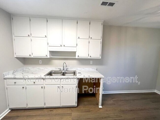 Foto del edificio - 5843 Summerglen Ln