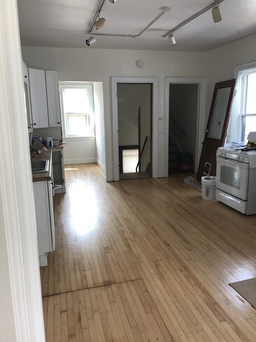 Comer en la cocina - 2471 S Howell Ave