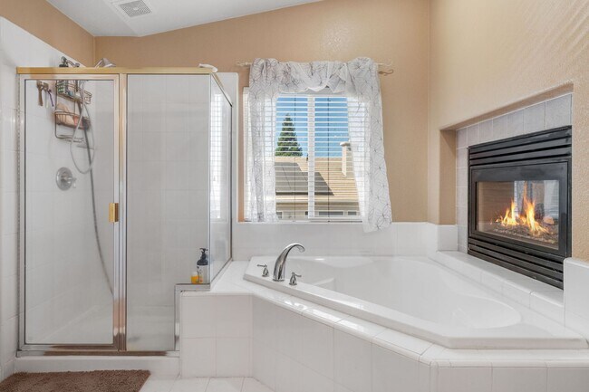 Foto del edificio - Spacious El Dorado Hills Home with 3-Car Garage, Solar, and Greenbelt Views!