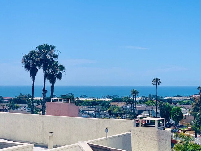Foto del edificio - Unbeatable Location! Ocean View two bedrooms and two bathrooms two story condo with gated undergr...