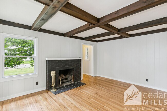 Building Photo - Updated 2 Bedroom Home with Additional Ups...