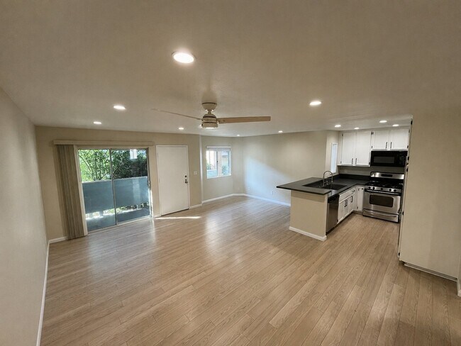 Foto del edificio - 13100 Bromont Ave