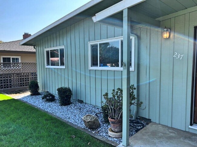 Foto del edificio - Renovated 3 Bedroom One Story *Vacaville *...