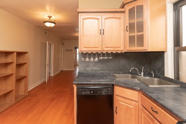 Building Photo - 2119 W Belmont Ave