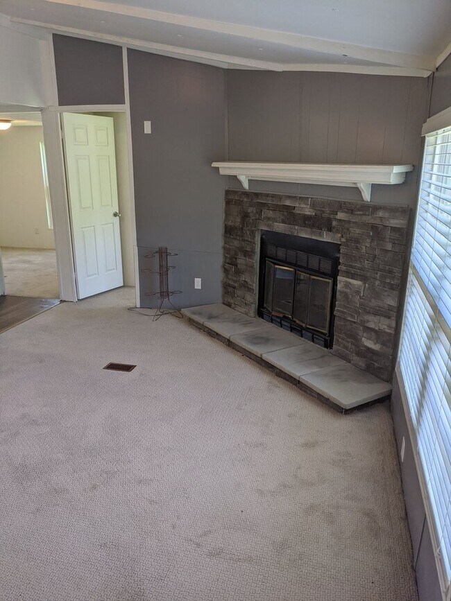 Building Photo - For Lease - 3 Bed, 2 Bath, 1000sqft - Leba...