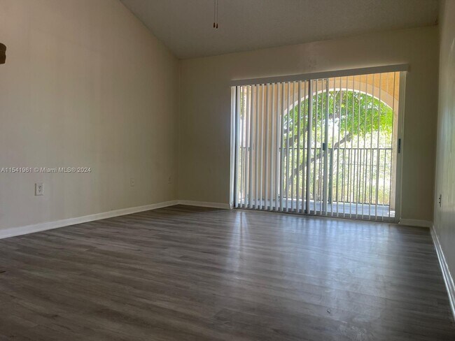 Foto del edificio - 1701 Village Blvd