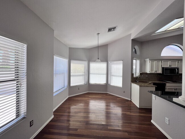 Foto del edificio - 6933 W Sack Dr