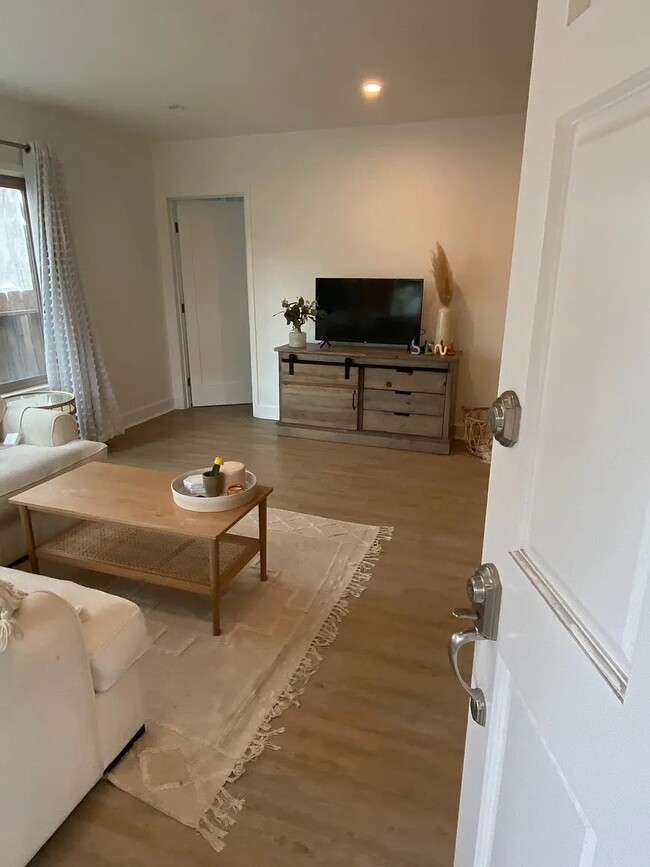 Building Photo - 1715 Glendon Ave