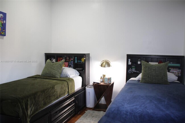 Building Photo - 909 NE 41st Terrace