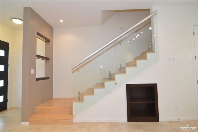 Building Photo - 27 Olympia Ave