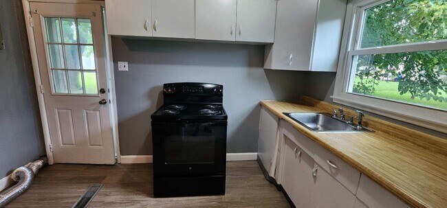 Foto del edificio - 1875 S Belmont Ave