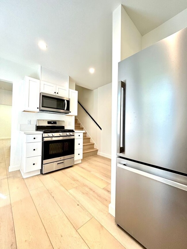 Building Photo - 3 Bed/1 Bath - Downtown Santa Barbara