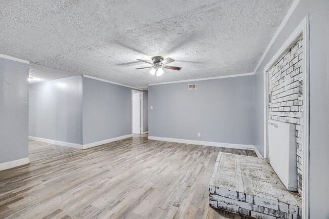 Building Photo - Charming 3-Bedroom 1.5 Bath Cottage-Style Bungalow with Open Floorplan and Kitchen Island