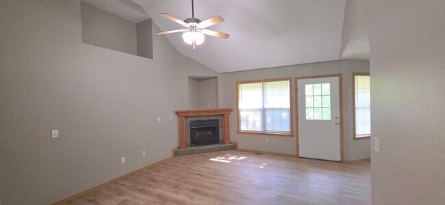 Foto del edificio - Gorgeous 3BR/2BA brick and stone front home in Keystone Estates! $1395