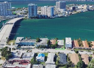 Building Photo - 2140 Bay Dr