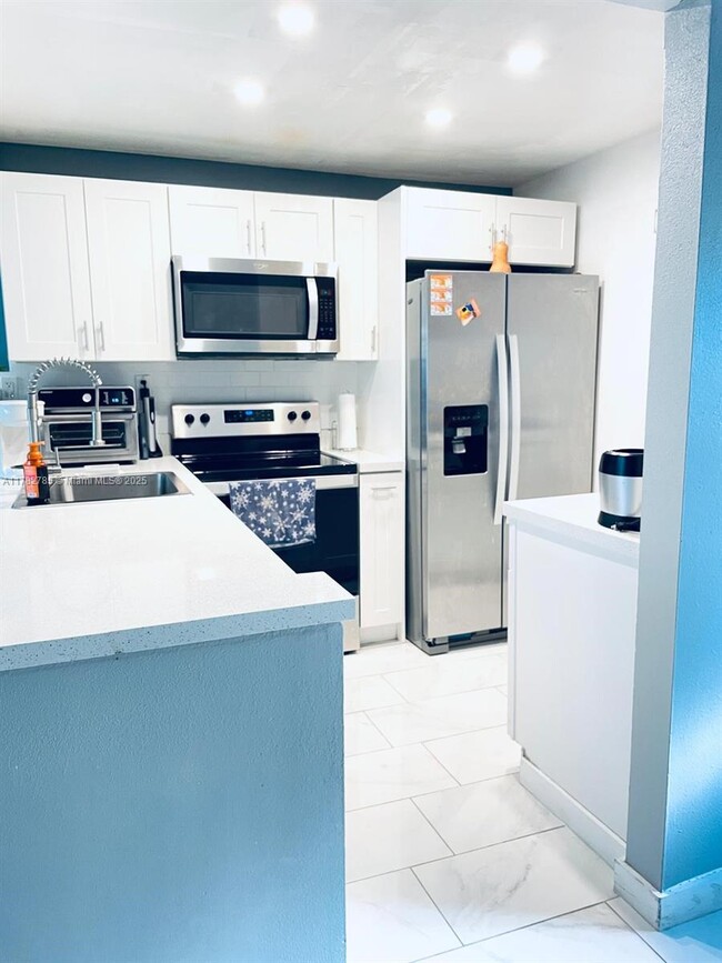 Building Photo - 9430 Poinciana Pl