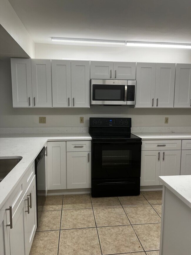 Foto del edificio - SANDPOINTE TOWNHOMES