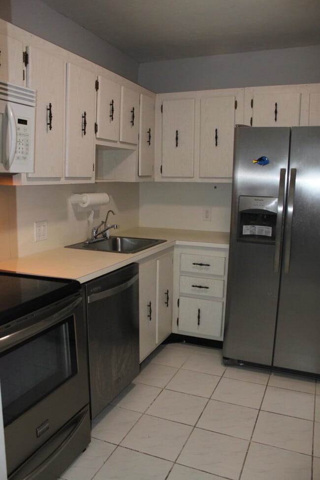 Building Photo - 20335 W Country Club Dr