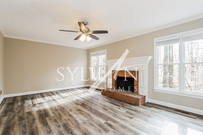 Building Photo - Your dream home awaits!