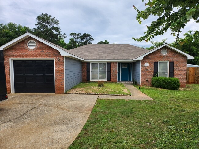 Building Photo - 2215 Birchwood Dr