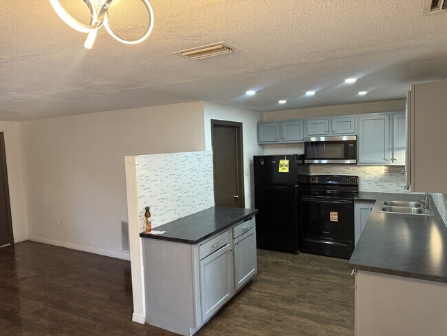 Foto del edificio - 7634 Rosewood Dr