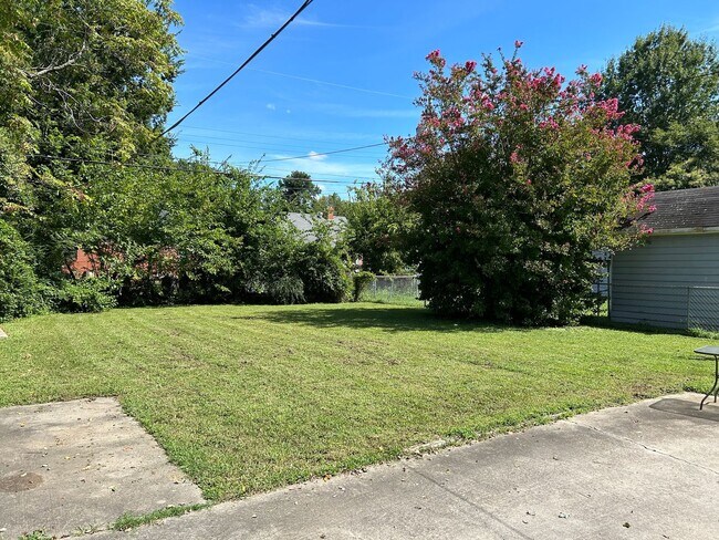 Building Photo - 3 Bedroom 1 Bathroom Brick Ranch
