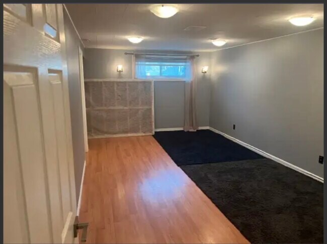Master bedroom - 666 Mohawk Rd W