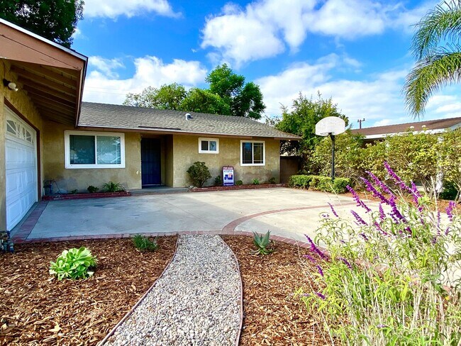 Foto del edificio - Beautiful Single Story Home Across From Ro...