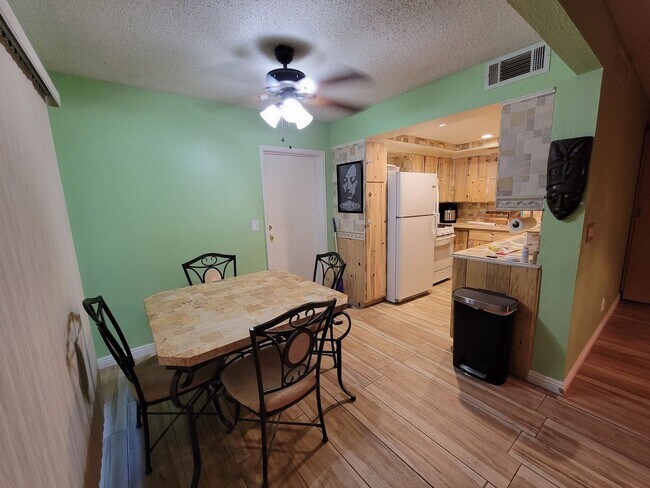 Foto del edificio - 230 Shadybrook Ln