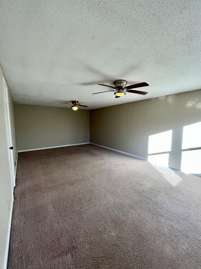 Building Photo - Large home with fenced in yard close to Du...