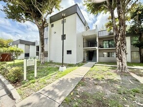 Building Photo - 10405 N Kendall Dr