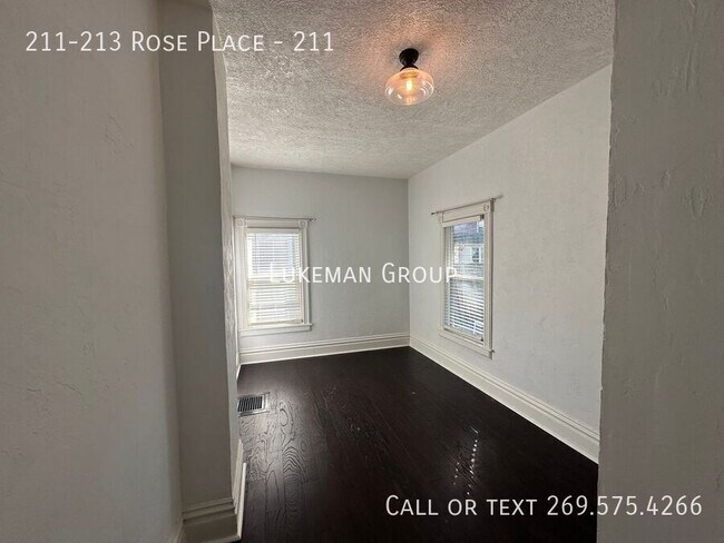 Foto del edificio - 211-213 Rose Place-211