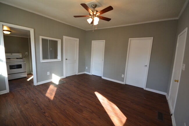 Building Photo - Super Cute 2 Bedroom 1 Bath