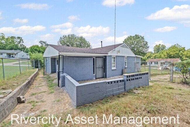 Building Photo - HUGE 4-Bed, 1-Bath Home IN 38109!!! Sectio...