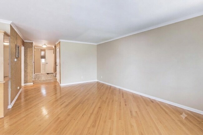 Building Photo - 629 Pheasant Ln