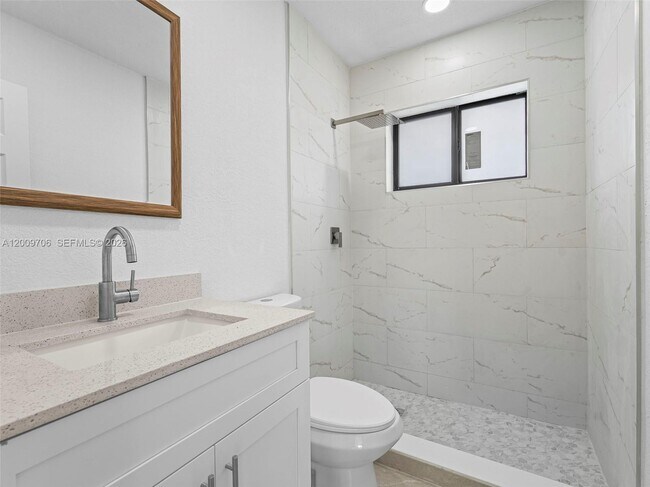 Foto del edificio - 1366 W 29th St