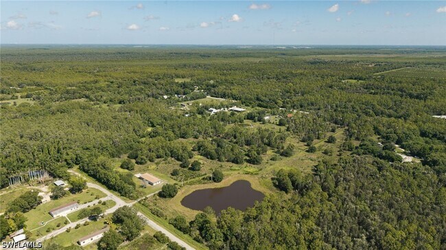 Foto del edificio - 828 Sanctuary Rd W