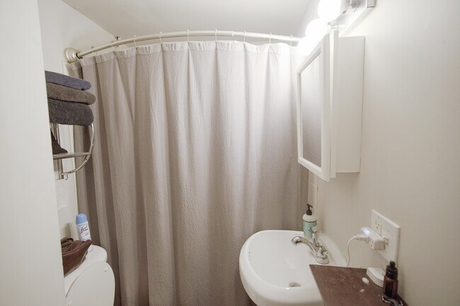 Foto del edificio - 1077 N Paulina St