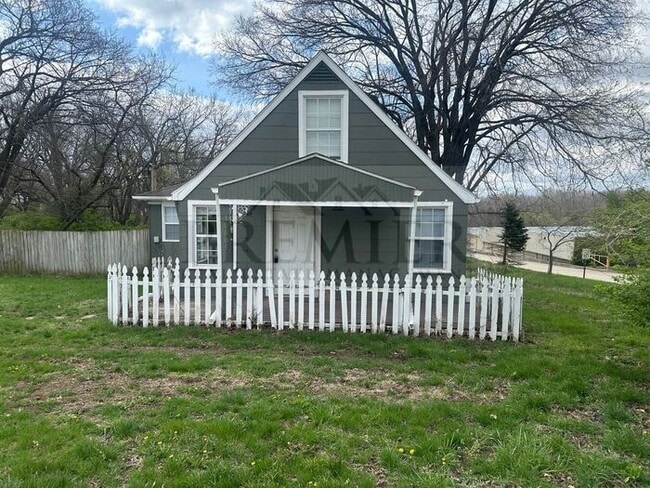 Building Photo - 10005 E 53rd St, Raytown, MO 64133- 3 bd / 1 ba house in Raytown Rent $1250