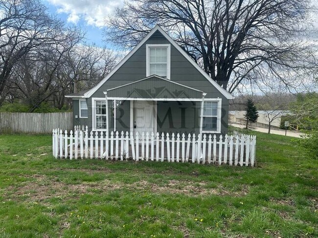 Foto del edificio - 10005 E 53rd St, Raytown, MO 64133- 3 bd / 1 ba house in Raytown Rent $1250