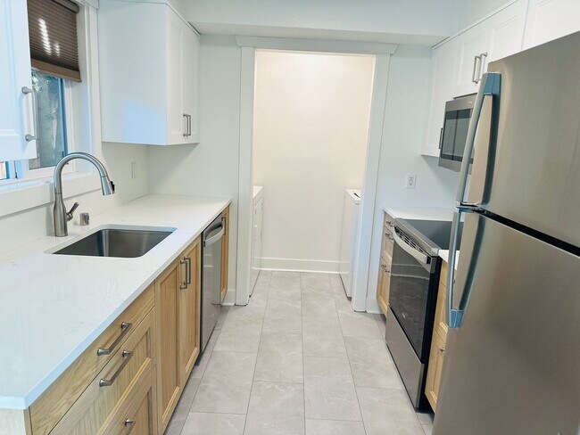 Foto del edificio - Charming Remodeled Camas Duplex