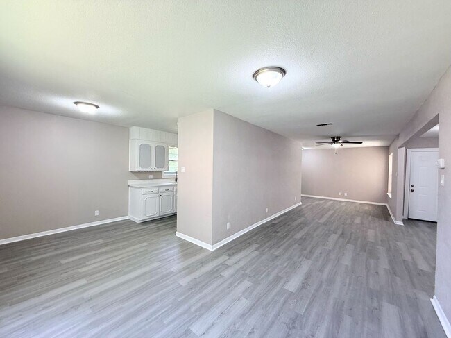 Foto del edificio - 1228 Oak Dr